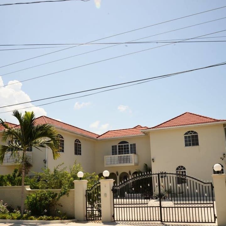 Retreat Guesthouse Luxury Suites