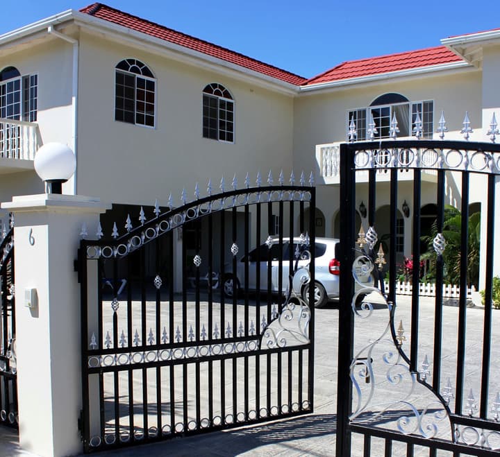 Retreat Guesthouse Luxury Suites