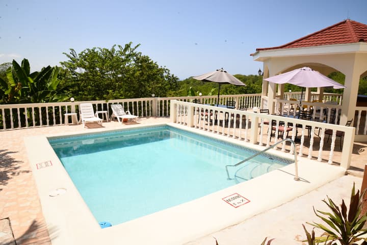 Retreat Guesthouse Luxury Suites