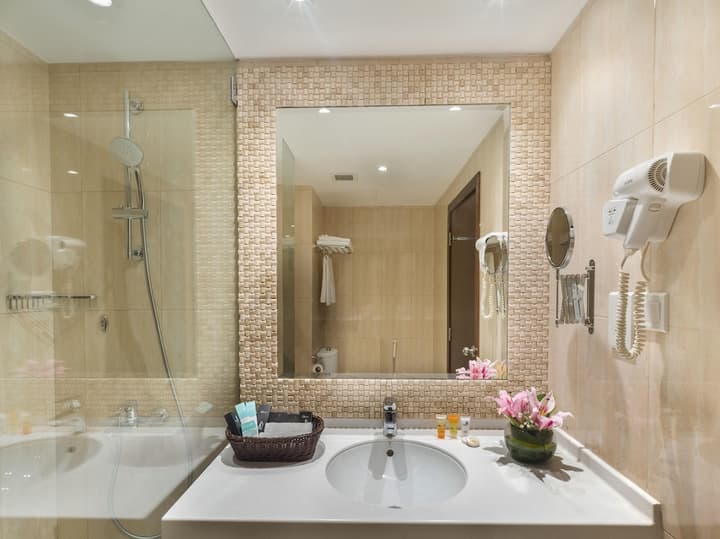 Al Falaj Hotel