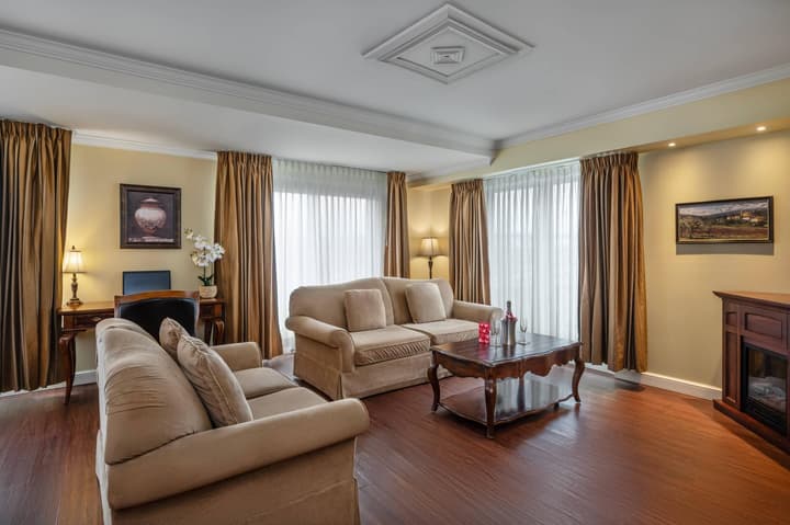 Hotel Brossard, an Ascend Collection Hotel