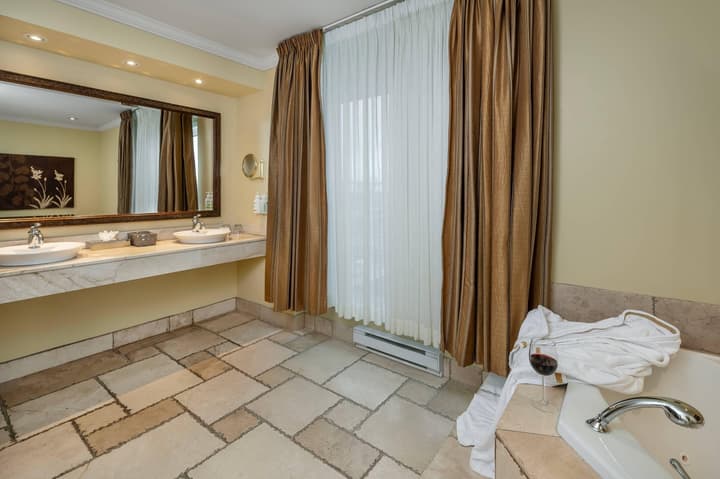 Hotel Brossard, an Ascend Collection Hotel