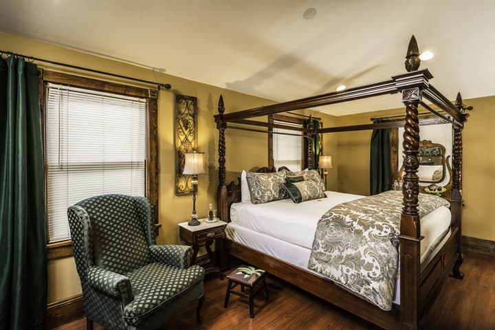 Carriage Way Inn