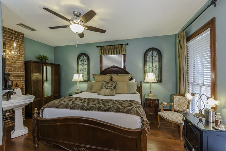 Carriage Way Inn