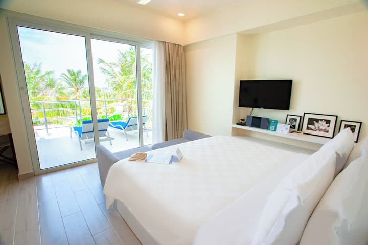 Holiday Inn Resort Kandooma Maldives by IHG