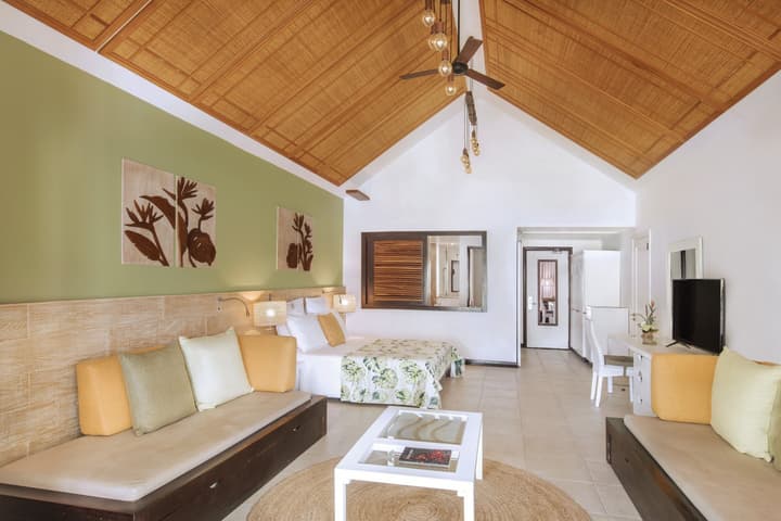 Victoria Beachcomber Resort & Spa