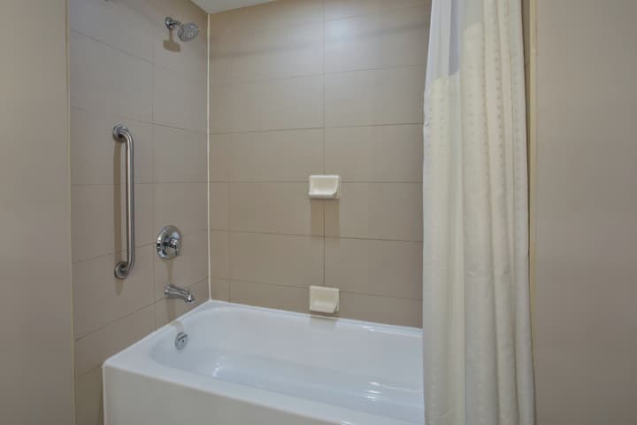 Holiday Inn Express & Suites Kingston Central by IHG