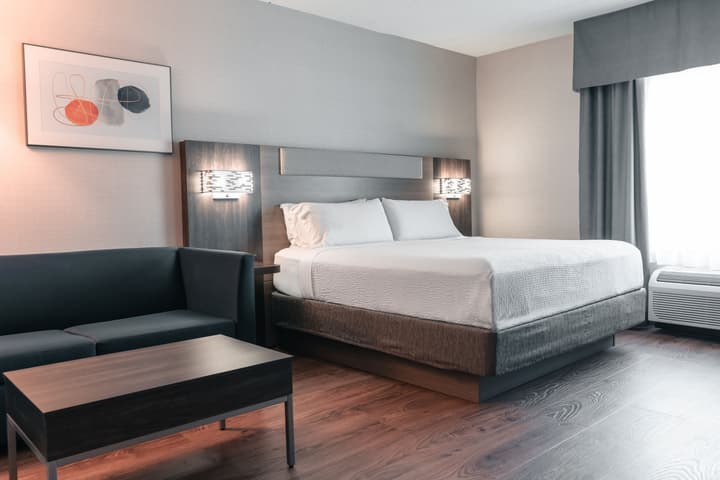 Holiday Inn Express & Suites Kingston Central by IHG