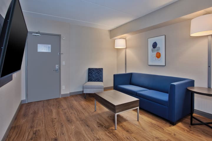 Holiday Inn Express & Suites Kingston Central by IHG
