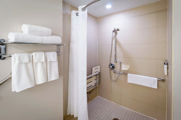Holiday Inn Express & Suites Kingston Central by IHG