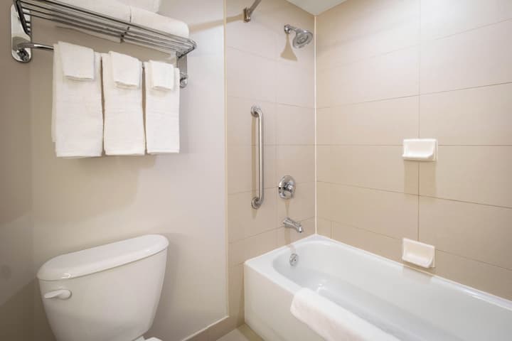 Holiday Inn Express & Suites Kingston Central by IHG