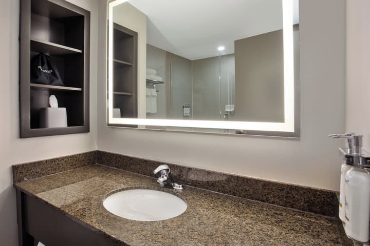 Holiday Inn Express & Suites Kingston Central by IHG