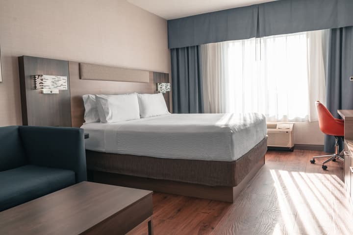 Holiday Inn Express & Suites Kingston Central by IHG