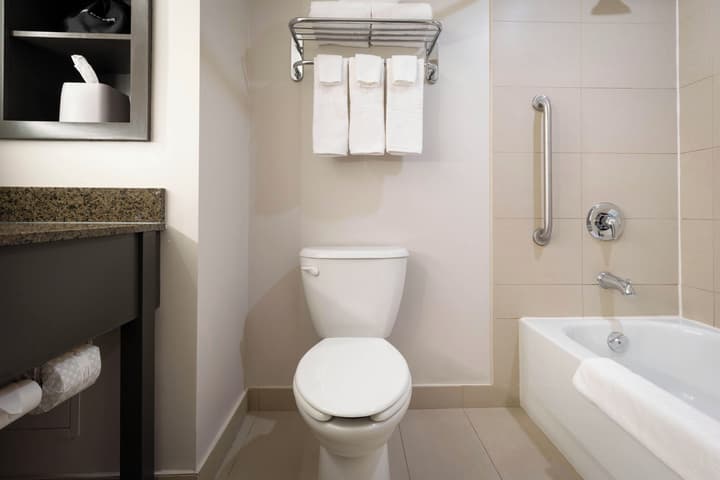 Holiday Inn Express & Suites Kingston Central by IHG