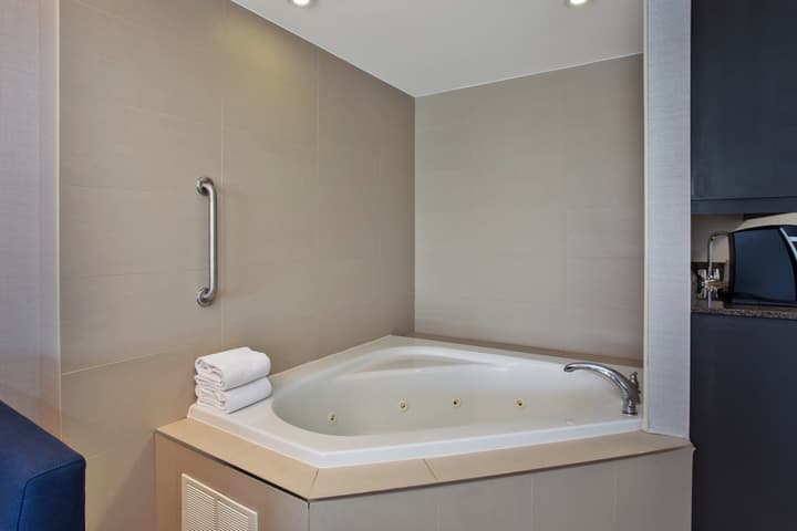 Holiday Inn Express & Suites Kingston Central by IHG