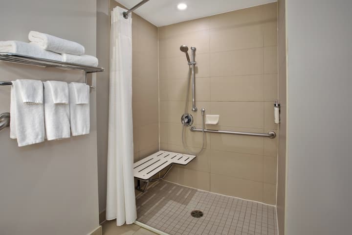 Holiday Inn Express & Suites Kingston Central by IHG