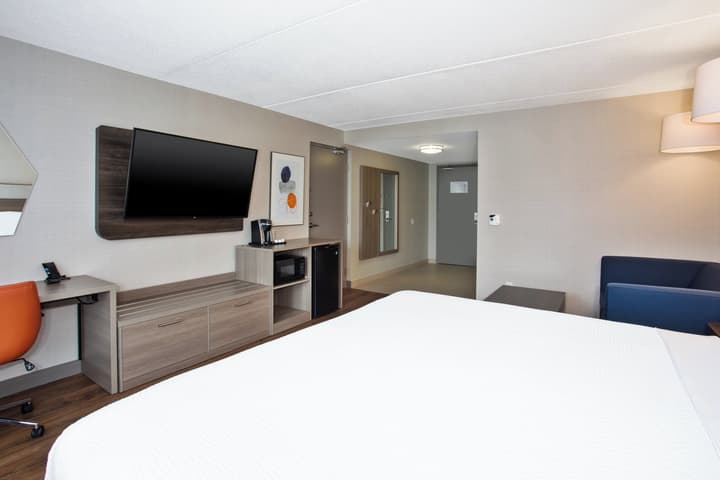 Holiday Inn Express & Suites Kingston Central by IHG