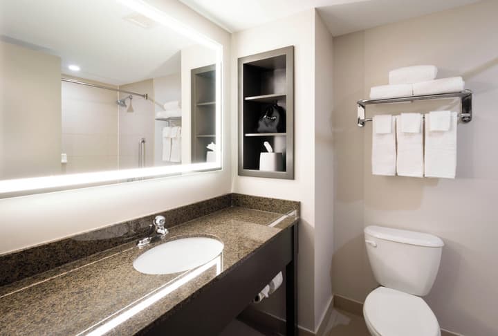 Holiday Inn Express & Suites Kingston Central by IHG