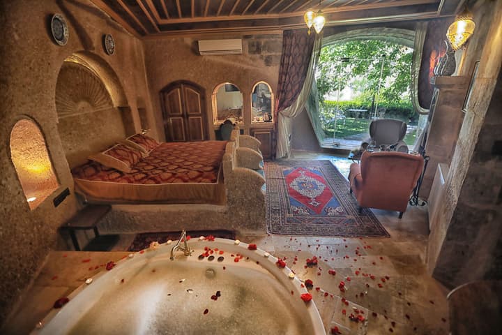 Traveller's Cave Hotel