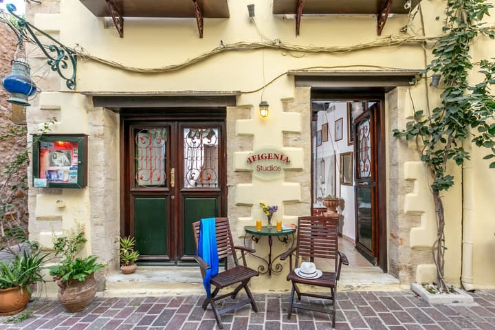 Ifigenia Rooms & Studios