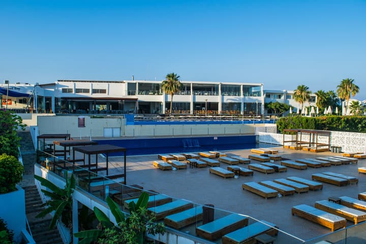 Theo Sunset Bay Hotel