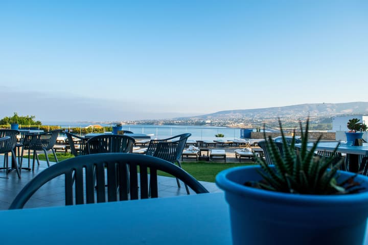 Theo Sunset Bay Hotel