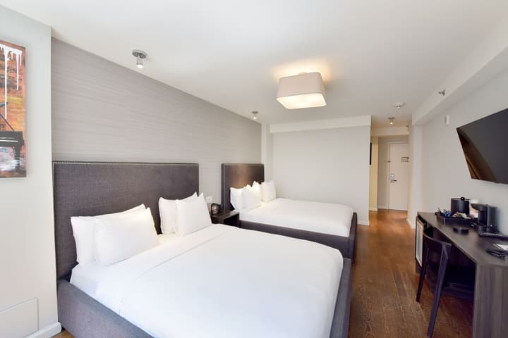 Hotel 32 32
