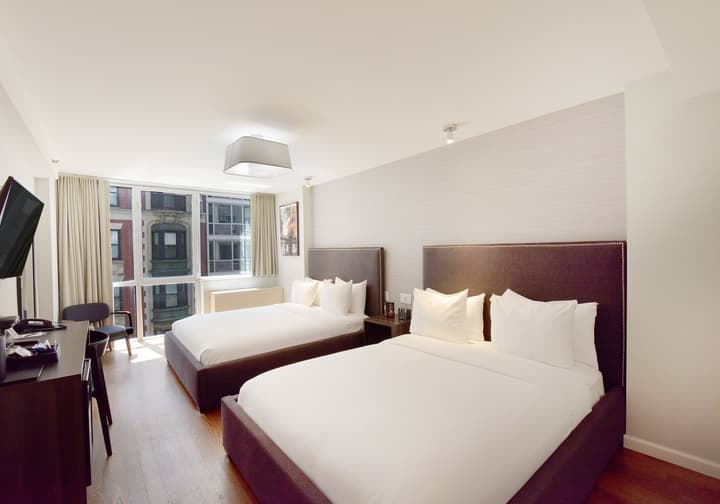 Hotel 32 32