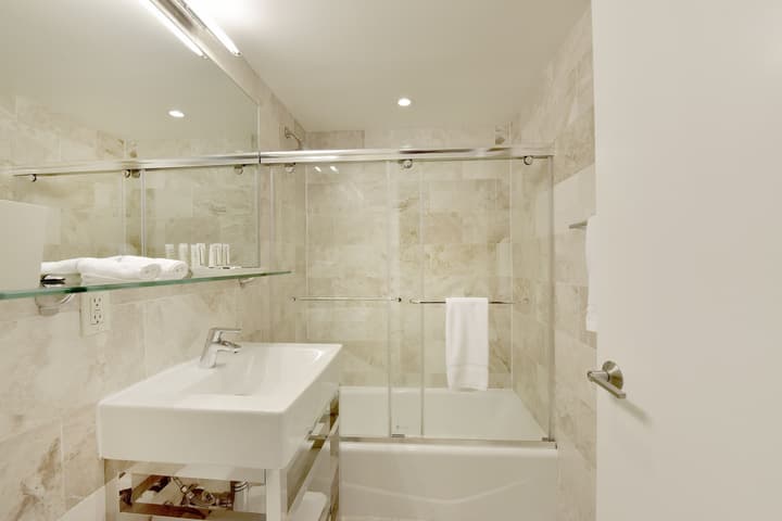 Hotel 32 32