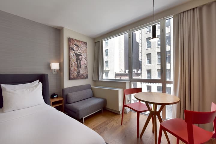 Hotel 32 32