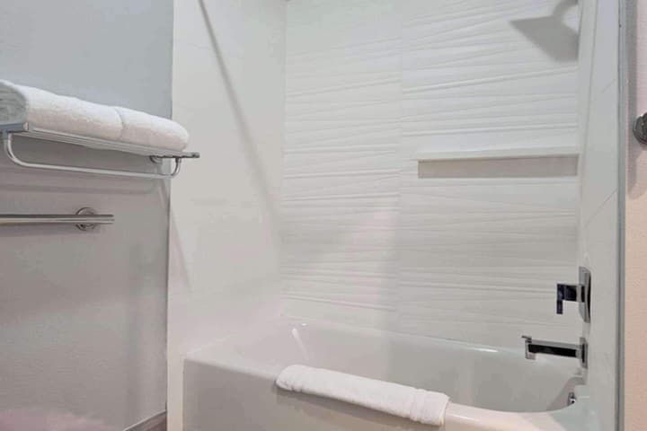 Edgewater Inn and Suites, an Ascend Collection Hotel