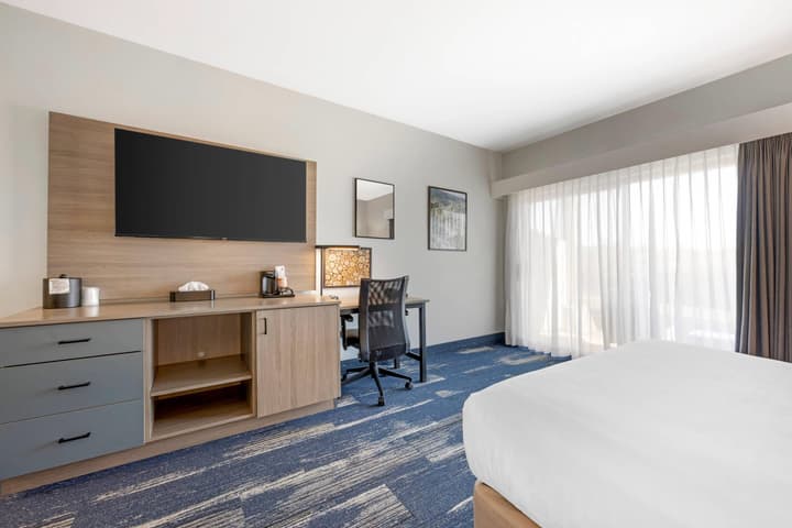 Edgewater Inn and Suites, an Ascend Collection Hotel
