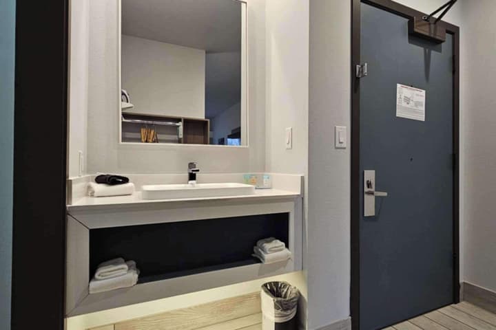 Edgewater Inn and Suites, an Ascend Collection Hotel