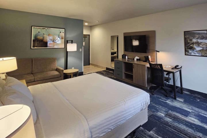 Edgewater Inn and Suites, an Ascend Collection Hotel