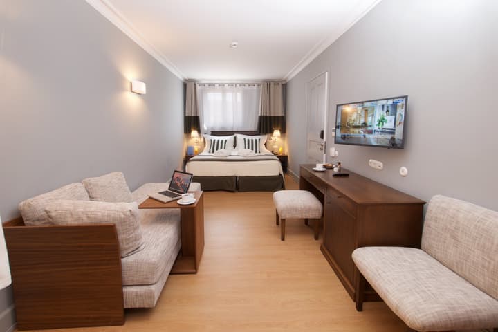 Aenos Hotel