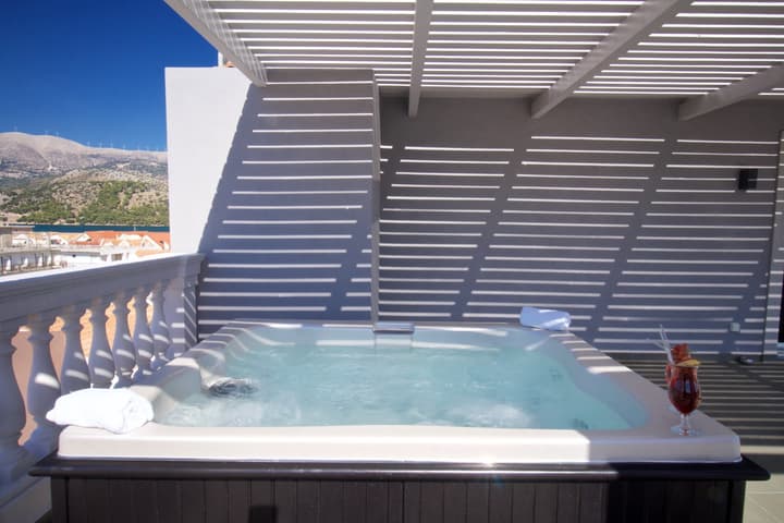 Aenos Hotel