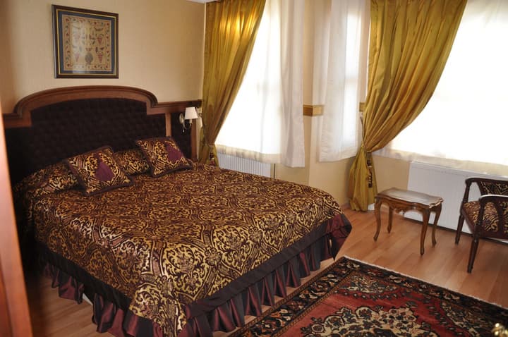 Aruna Hotel