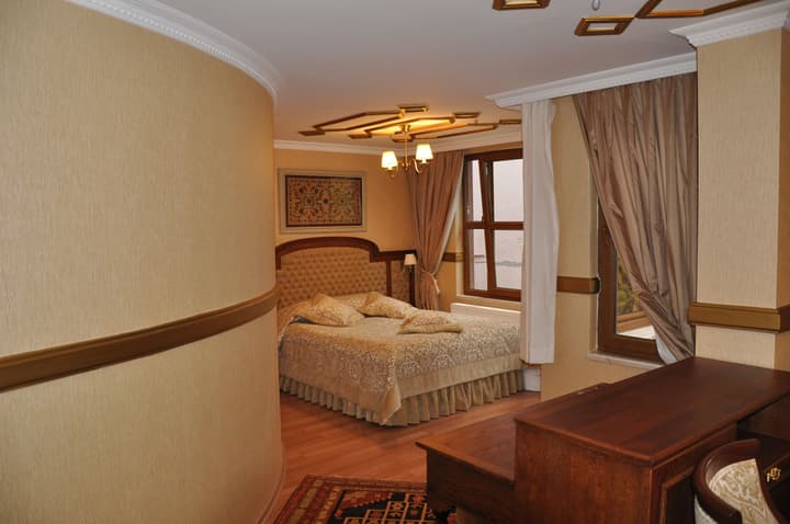 Aruna Hotel