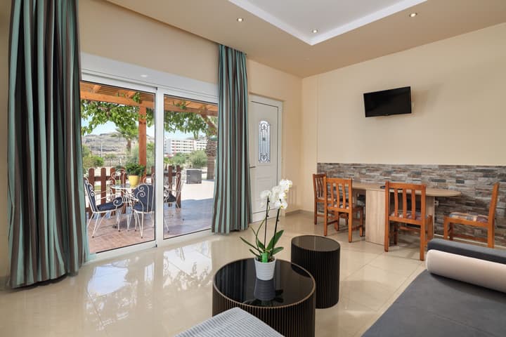 Vlycha Beach Studios & Apartments