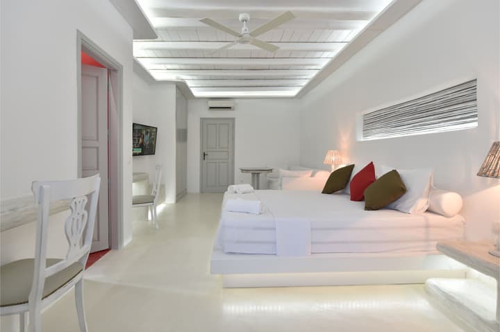 Zefi Hotel & Suites