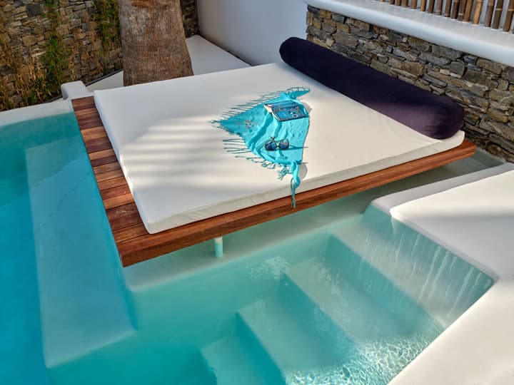Zefi Hotel & Suites