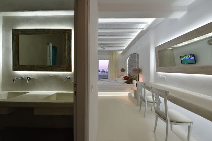 Zefi Hotel & Suites