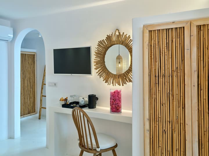 Zefi Hotel & Suites