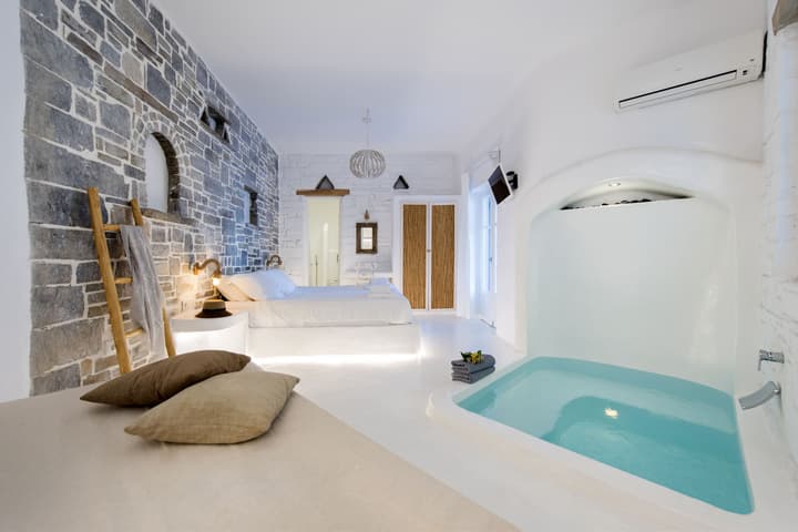 Zefi Hotel & Suites