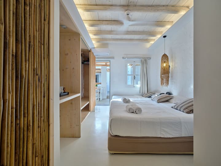 Zefi Hotel & Suites