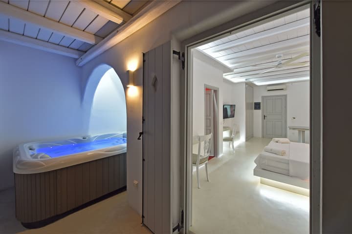 Zefi Hotel & Suites