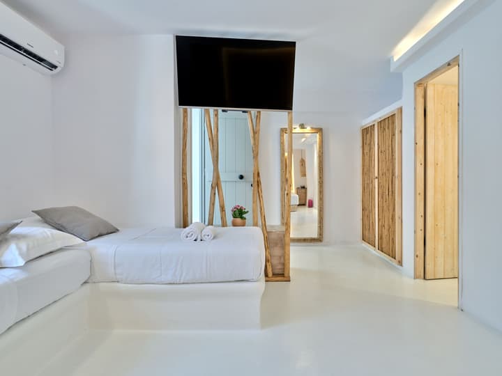 Zefi Hotel & Suites