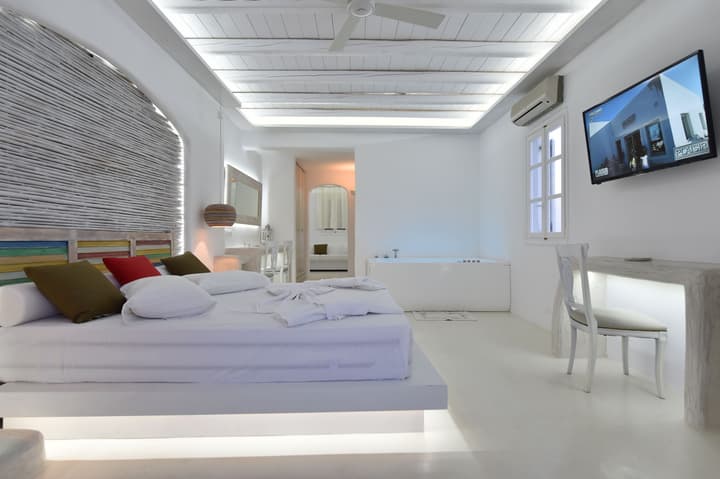 Zefi Hotel & Suites