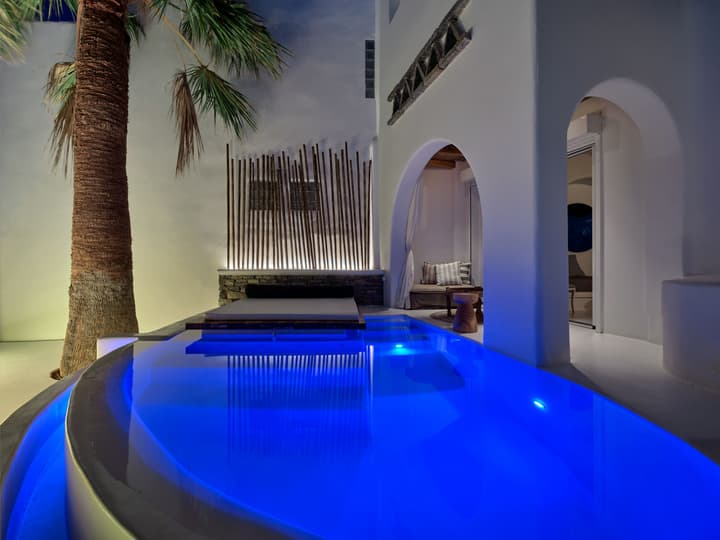 Zefi Hotel & Suites