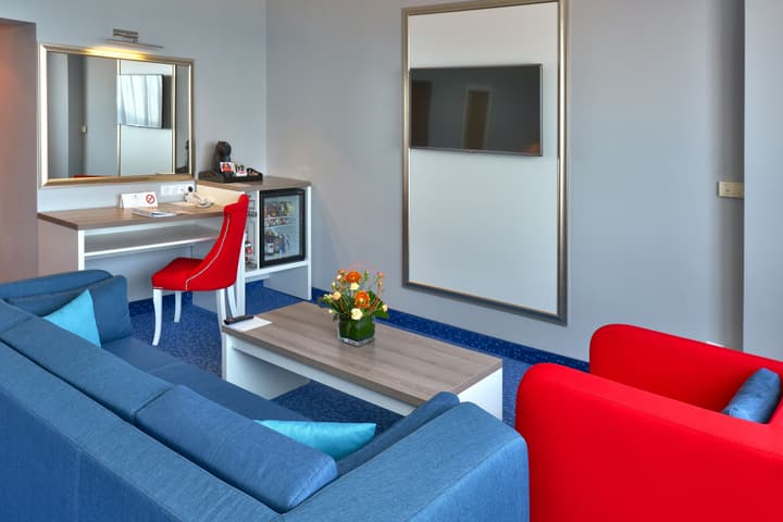 INTERNATIONAL Hotel Casino & Tower Suites